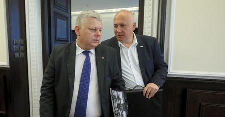 Gorąca dyskusja w studiu. Joachim Brudziński broni nocnej ustawy Suskiego