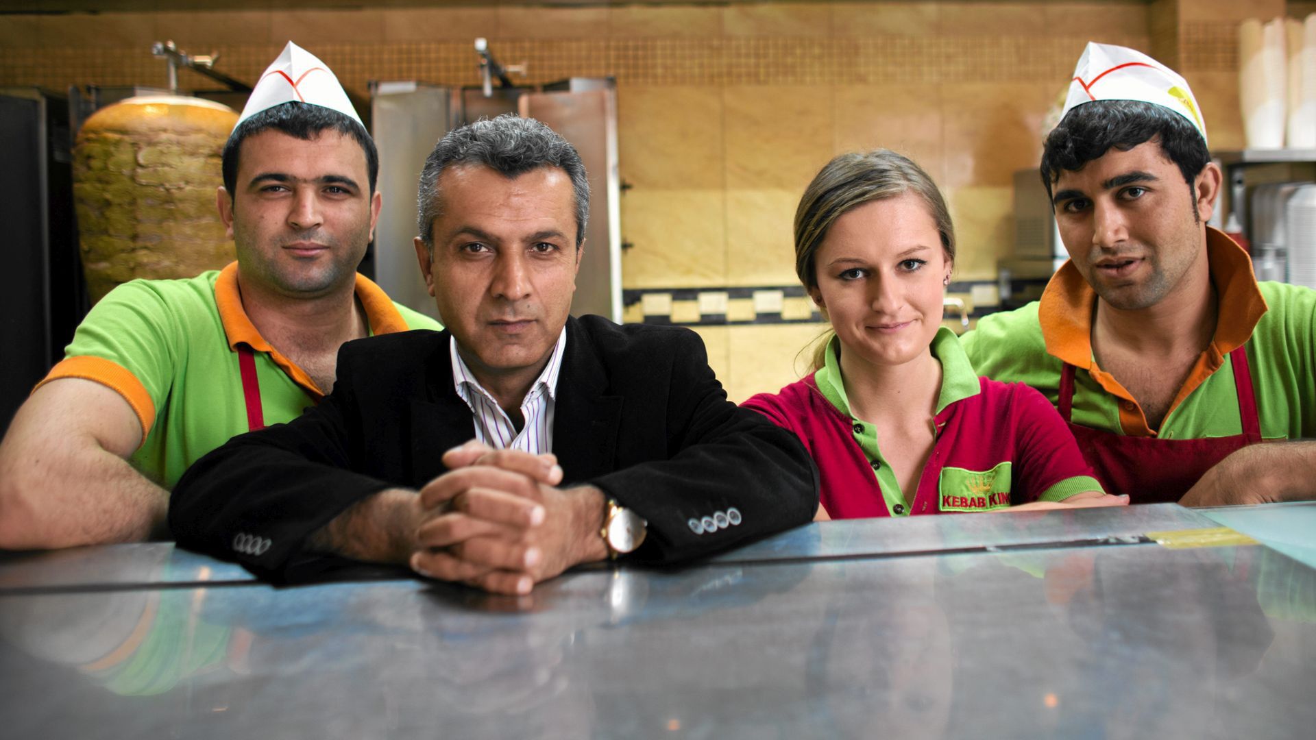 Mustafa Mohammad (drugi z lewej) z pracownikami sieci restauracji Kebab King / fot. Bartosz Bobkowski