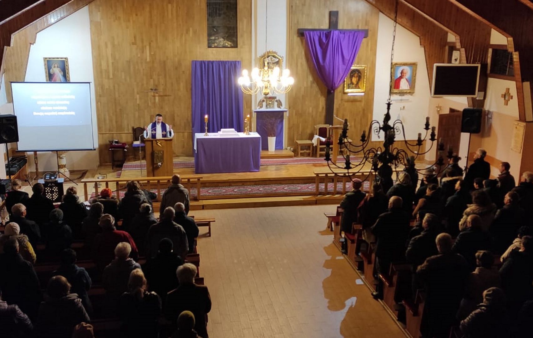 Tłum ludzi do spowiedzi. Ksiądz nie kryje zaskoczenia