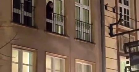 Wyjrzała przez okno. Nagranie z Gdańska jest hitem
