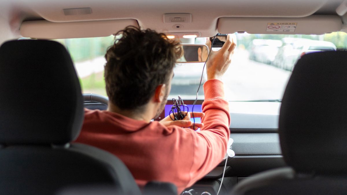 Montowanie wideorejestratora na naklejkę elektrostatyczną to przyjemne zadanie.