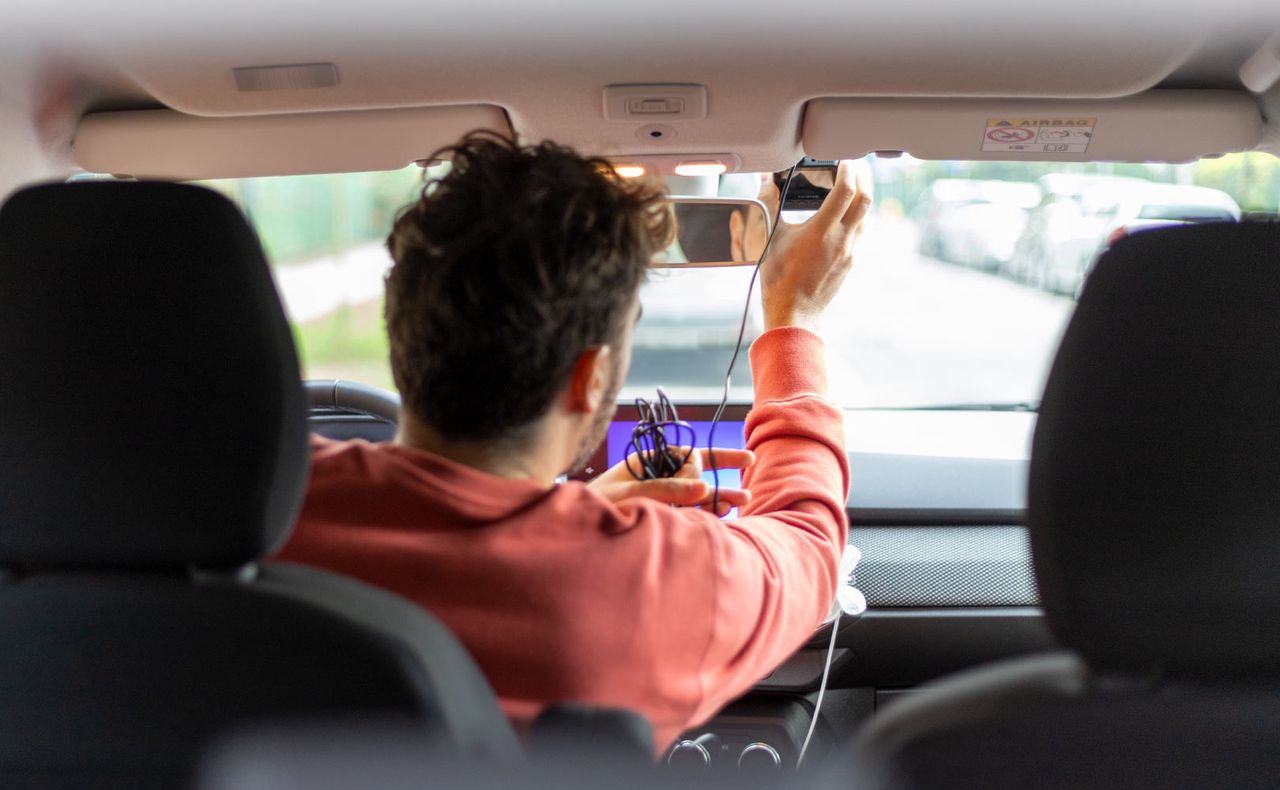 Mounting a dashcam on a static cling sticker is a pleasant task.