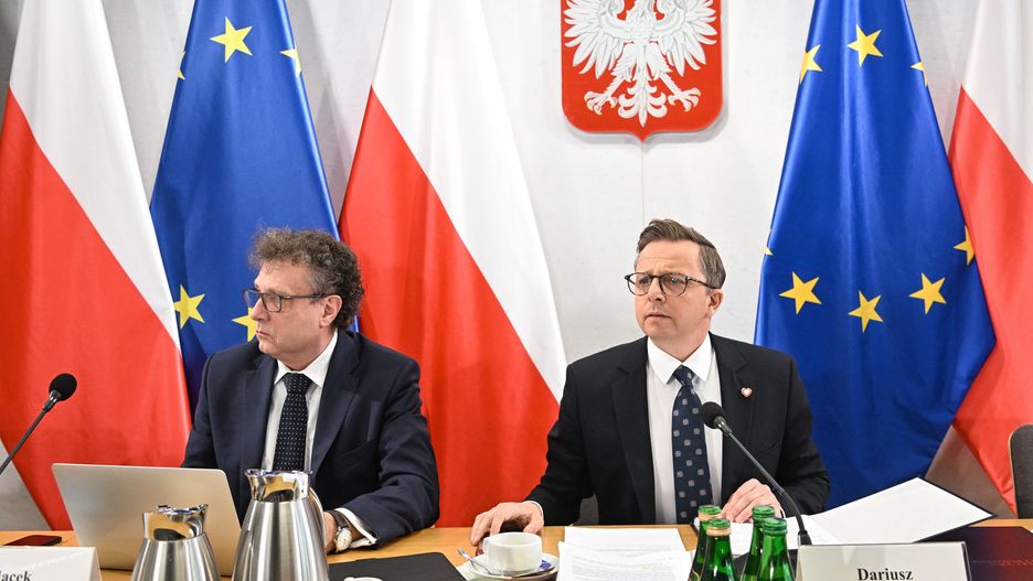 Warszawa, 18.03.2024. Przewodniczący sejmowej komisji śledczej ds. zbadania legalności, prawidłowości oraz celowości działań podjętych w celu przygotowania i przeprowadzenia wyborów Prezydenta Rzeczypospolitej Polskiej w 2020 r. w formie głosowania korespondencyjnego Dariusz Joński (P) oraz wiceprzewodniczący tejże komisji Jacek Karnowski (L) podczas posiedzenia komisji w Sejmie w Warszawie, 18 bm. (amb) PAP/Radek Pietruszka