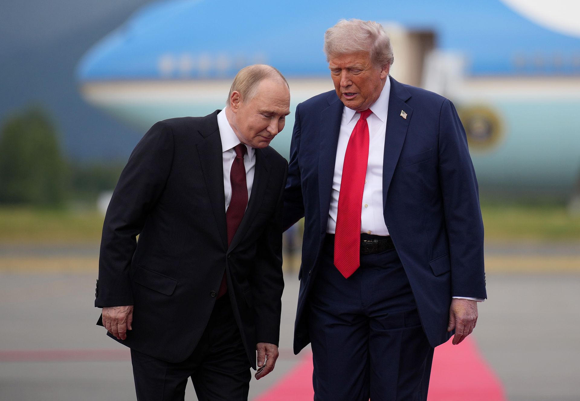 "Niezwykłe". Trump z Putinem się ściskał, a z Zełenskim pokłócił