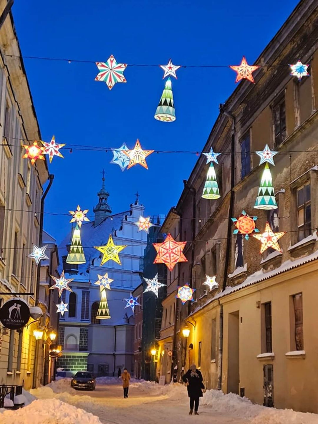 Girlandy świetlne i kolorowe gwiazdy na Starym Mieście