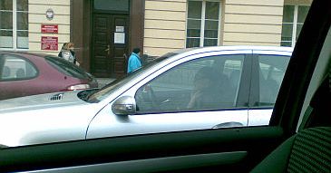 Omenaa rozmawia przez telefon w trakcie jazdy