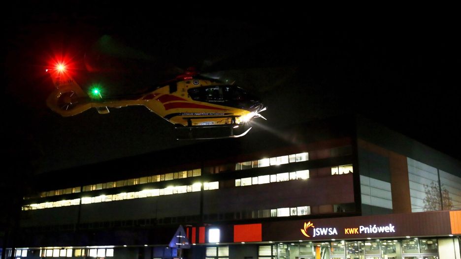  Śmigłowiec Lotniczego Pogotowia Ratunkowego przed wejściem na teren kopalni Jastrzębskiej Spółki Węglowej Pniówek w Pawłowicach