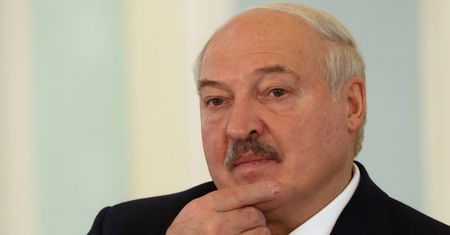 Wykorzystuje swoją pozycję. "Dziewczyny do towarzystwa"