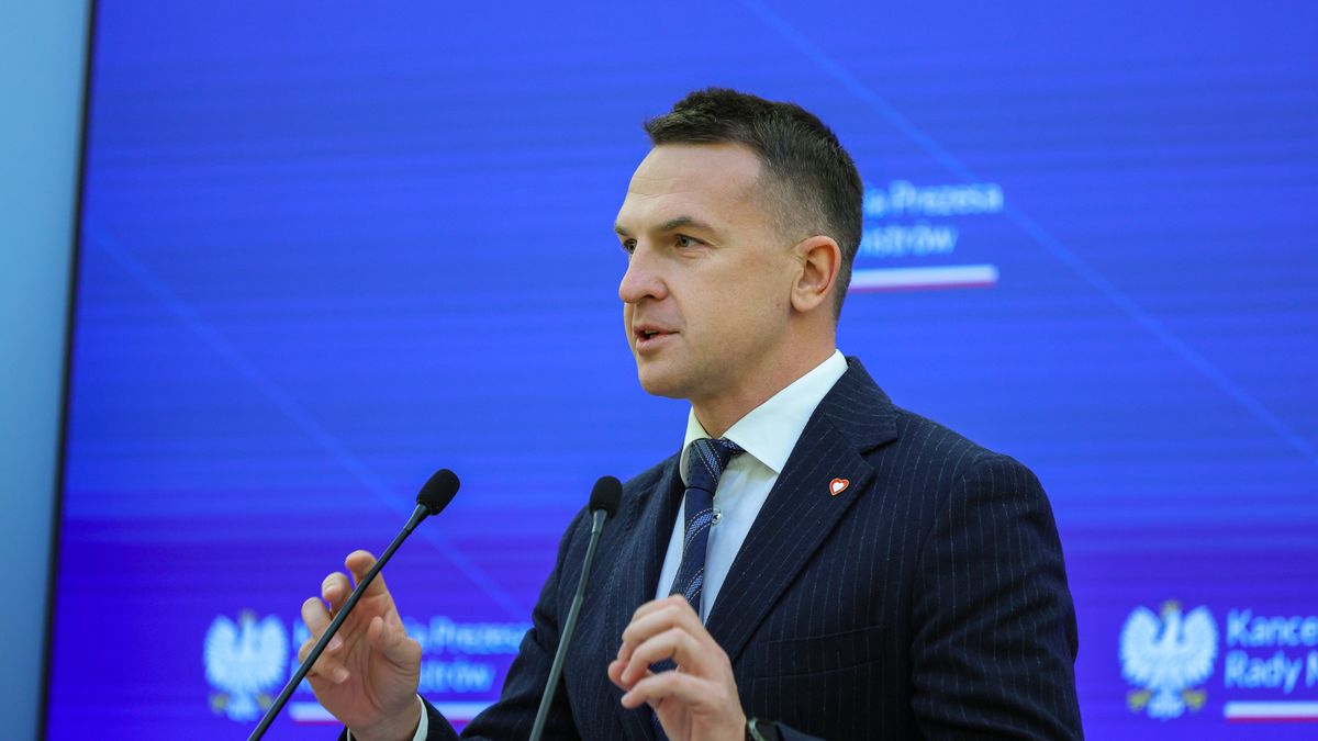 Warszawa, 02.12.2025. Rzecznik rządu Adam Szłapka na konferencji prasowej po zakończeniu posiedzenia Rady Ministrów w siedzibie KPRM w Warszawie, 2 bm. (amb) PAP/Rafał Guz