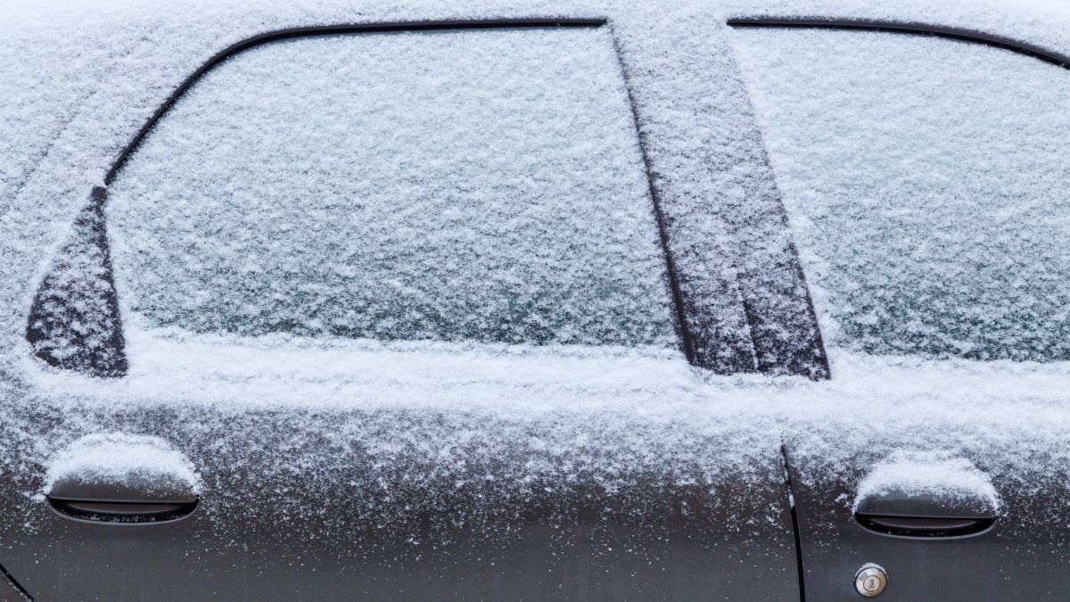 Zamarznięte drzwi to zimowa zmora kierowców. 