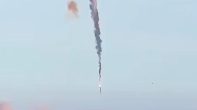 Rosyjski pocisk balistyczny tuż przed uderzeniem w ziemię.