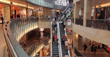 Zboczeńcy na ruchomych schodach. "Codziennie ci sami faceci"