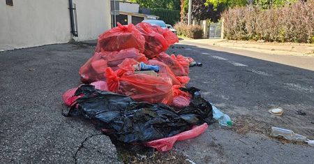 Śmieci zebrane przez skazanych blokują miejsce w Strefie Płatnego Parkowania w centrum Lublina