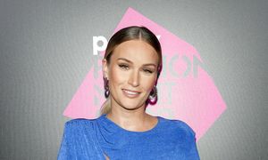 Spod koszuli wystawała koronka. Ten detal zrobił całą stylizację