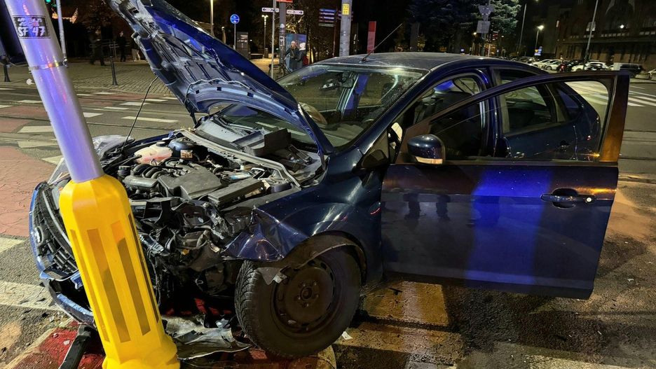 Wypadek z udziałem dwóch samochodów osobowych i rowerzysty pod Halą Targową 6.11.2025