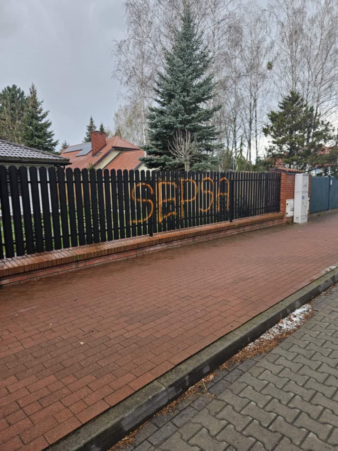 Wulgarne napisy na ogrodzeniu domu Owsiaka