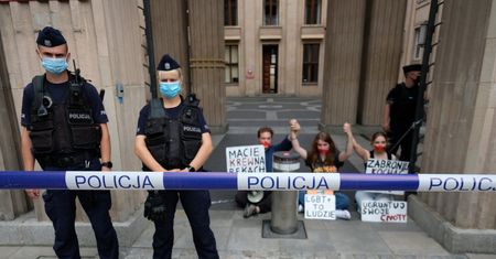 Siostrzeniec Morawieckiego protestuje przed MEiN