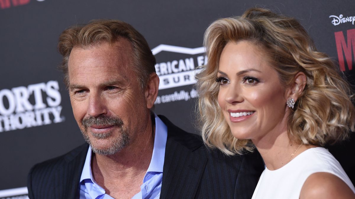 Aktor Kevin Costner z żoną Christine Baumgartner na premierze produkcji Disneya.