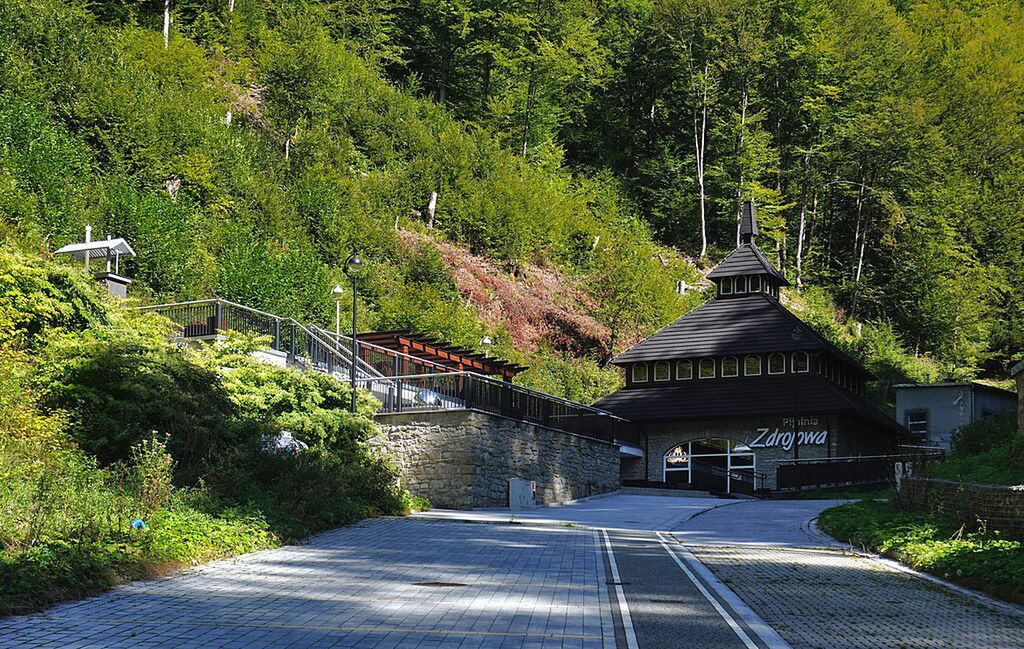 Deptak i pijalnia w Żegiestowie-Zdroju