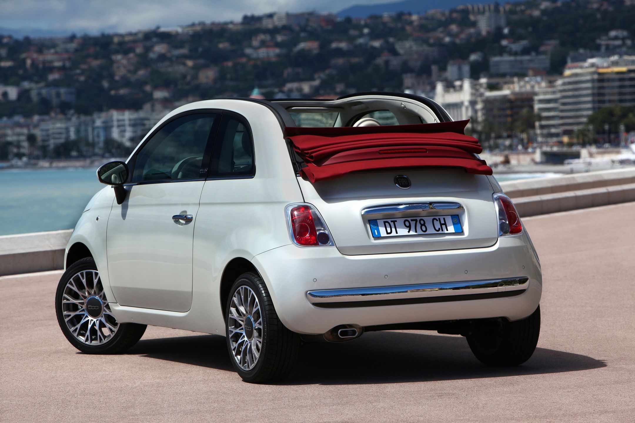 Fiat 500C może nie jest płnoprawnym kabrioletem, ale za to