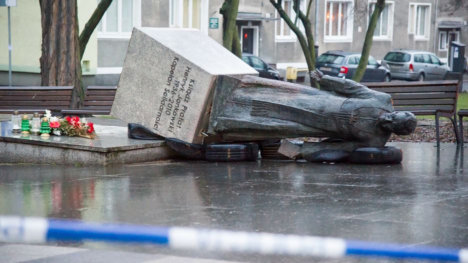 Przewr�cony pomnik ks. Henryka Jankowskiego
21.02.2019 Gdansk Skwer pralata Henryka Jankowskiego Pomnik ksiedza pralata Henryka Jankowskiego zostal dzis w nocy przewrocony przez 3 mezczyzn  Fot. Wojciech Strozyk/REPORTER
Wojciech Strozyk/REPORTER