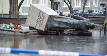 Zapadł wyrok. Przewrócili pomnik ks. Jankowskiego