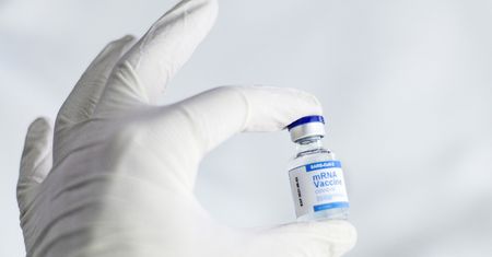 Ryzyko hospitalizacji wśród zaczepionych na COVID-19 spada? CDC opublikowały raport