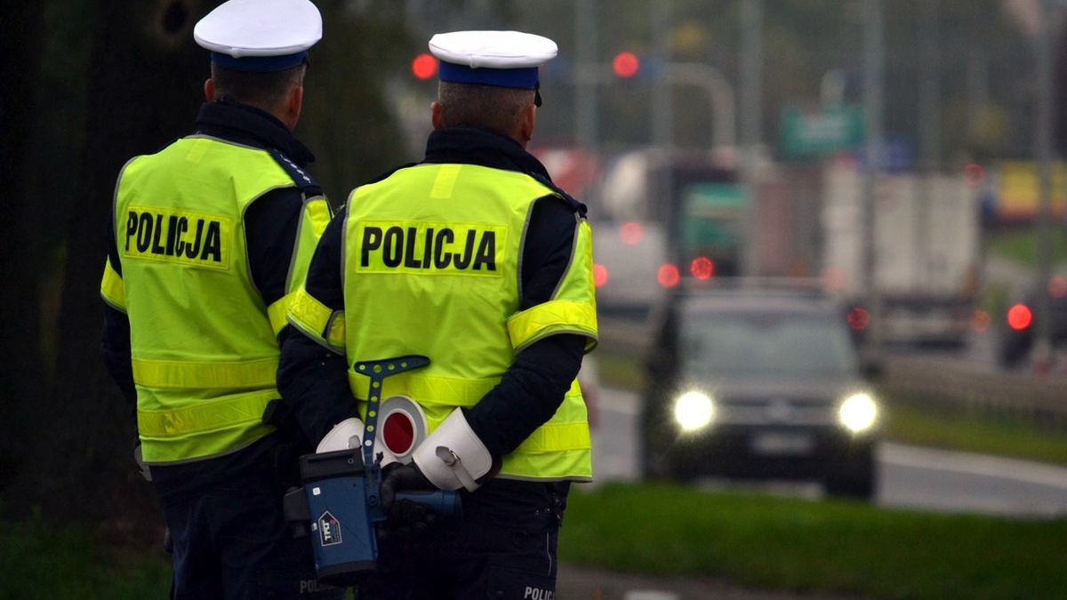 Podejrzanie jadących kierowców najpierw bada się alkomatem. Gdy to nic nie daje, w ruch idzie narkotest