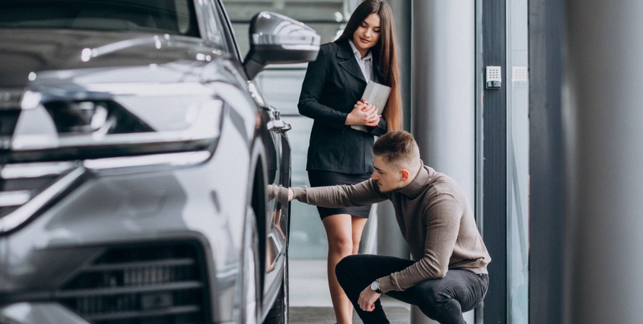 Polacy szturmują salony samochodowe. Takich liczb nie było od lat
