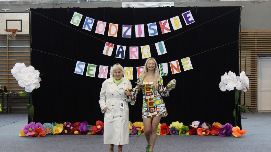 Teatr, wspólny śpiew, pokazy mody i rękodzieło. Za nami Grodziskie Targi Senioralne.