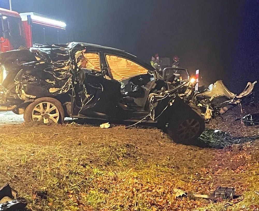 Poważny wypadek pod Nowogrodem Bobrzańskim. Kierowcę z mazdy wycinali strażacy. Z auta wypadł silnik