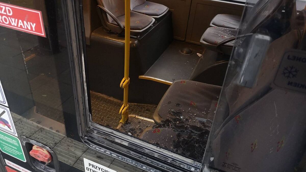 Rozbita szyba w autobusie miejskim