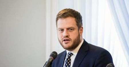 Koronawirus w Polsce. Wiceminister zdrowia Janusz Cieszyński mówi o pieniądzach. "Pokaźne środki"