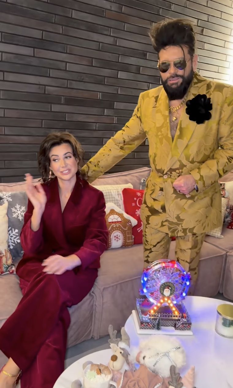 Krzysztof i Maja Rutkowscy pokazują ozdoby świąteczne