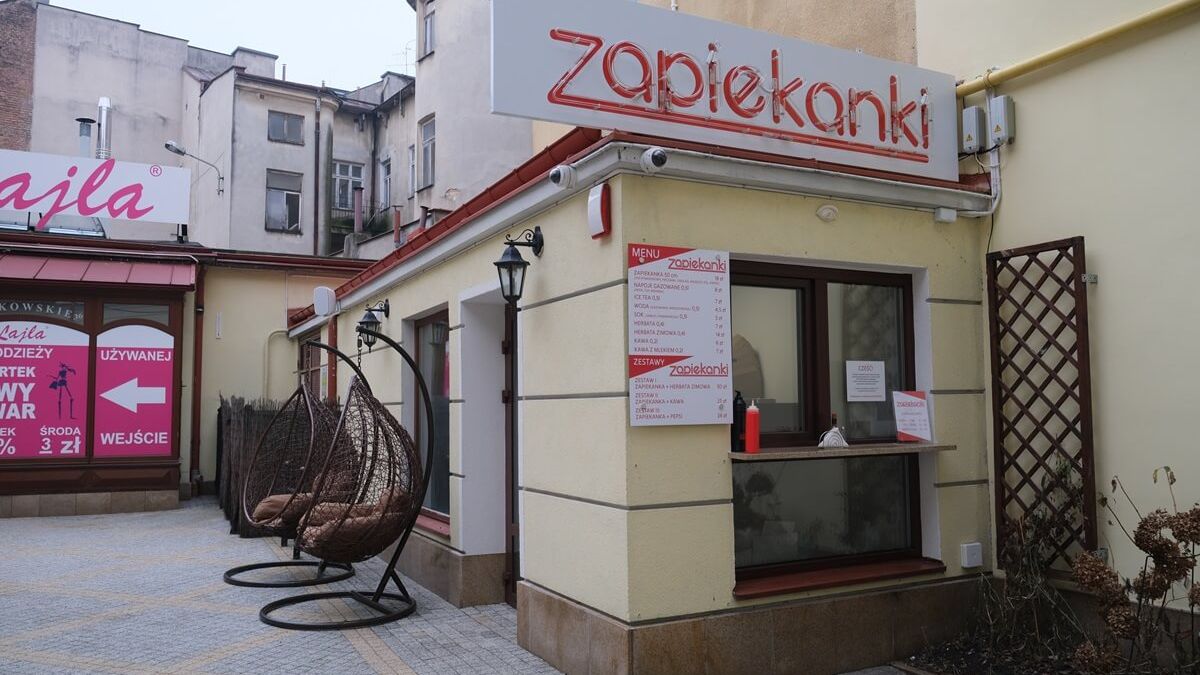 Zapiekanki w bramie przy deptaku w Lublinie