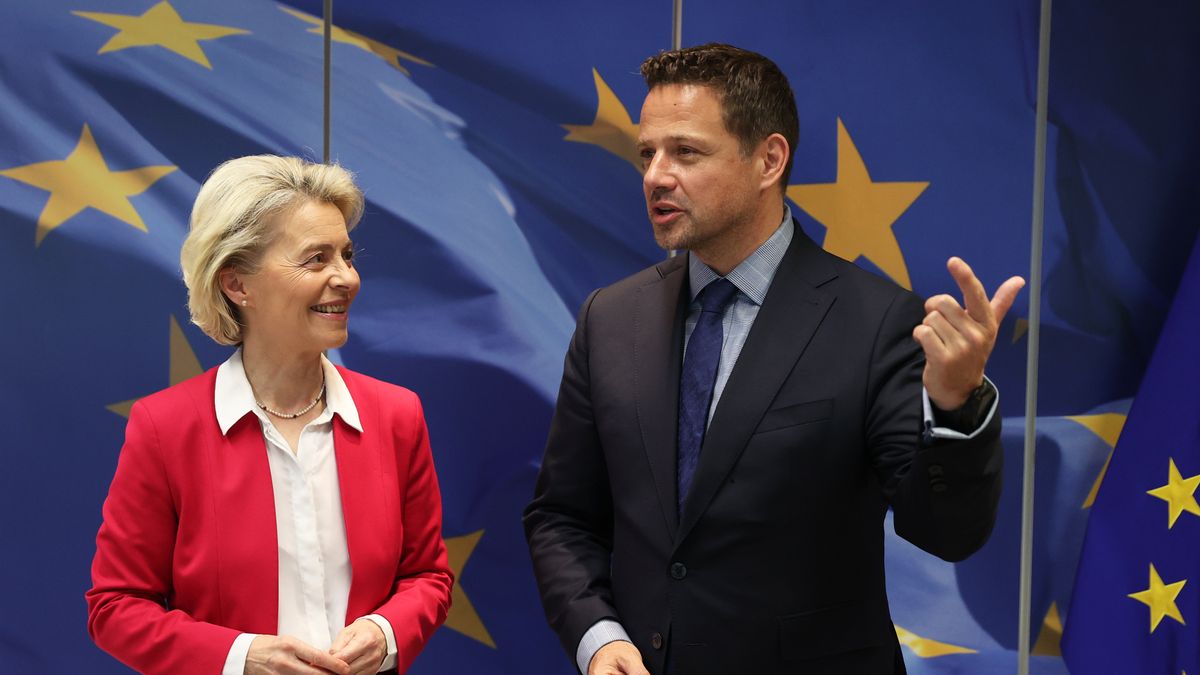 BRUSSELS, BELGOUM - MAY 19: European Commission President Ursula von der Leyen (L) meets with Warsaw Mayor Rafal Trzaskowski (R) in Brussels, Belgium on May 19, 2022. (Photo by Dursun Aydemir/Anadolu Agency via Getty Images)