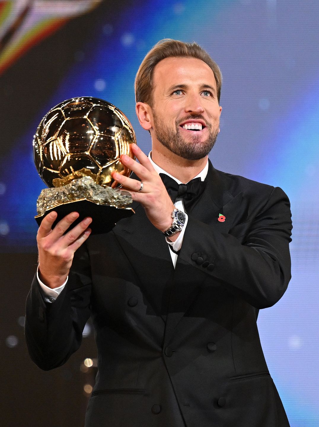 LONDON, ENGLAND - OCTOBER 26: Harry Kane of FC Bayern Munich and England accepts the Men's Ballon d'Or award during the 70th Ballon D'Or Ceremony at Palladium Theatre on October 26, 2026 in London, England. (Photo by Jeff Spicer - UEFA/UEFA via Getty Images)
