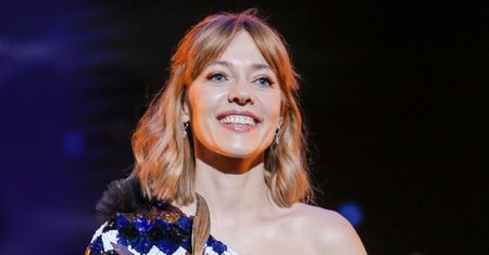 Zapozowała w najmodniejszej bluzce. Model nie dla każdego