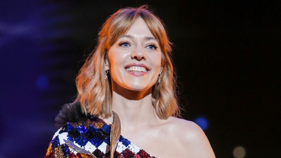 Małgorzata Buczkowska w modnej bluzce z prześwitami