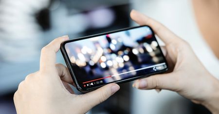 Polski Nowy Ład a podatek od smartfona. Ekspert: "wygląda jak sabotaż, totalna sprzeczność"