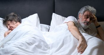 To nie zawsze zwykły koszmar. Ten nocny objaw może wyprzedzać demencję o lata