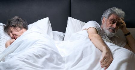 To nie zawsze zwykły koszmar. Ten nocny objaw może wyprzedzać demencję o lata