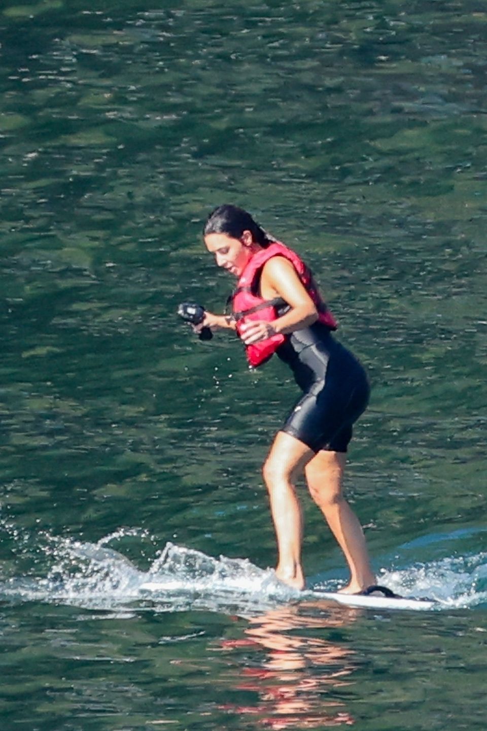 Kim Kardashian szaleje nad jeziorem na desce elektrycznej