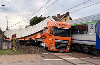 Zderzenie tira z pociągiem w Gdańsku. Są zarzuty dla Bośniaka