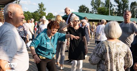 Seniorzy bawili się na zabawie pod chmurką