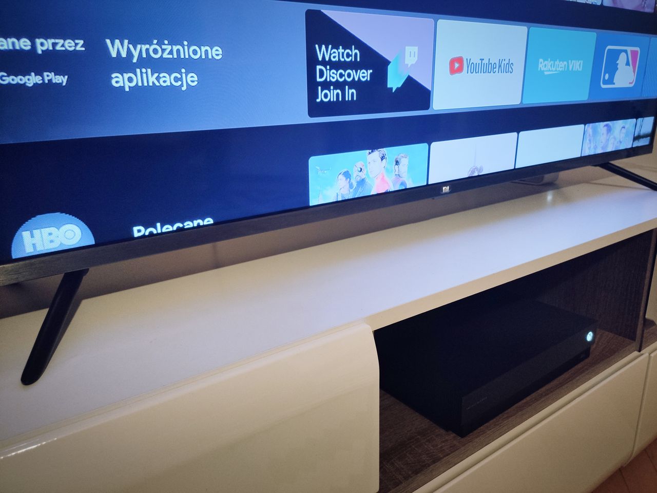 Xiaomi Mi TV 4S wygląda bardzo schludnie, szczególnie jak na swoją półkę cenową, fot. Jakub Krawczyński