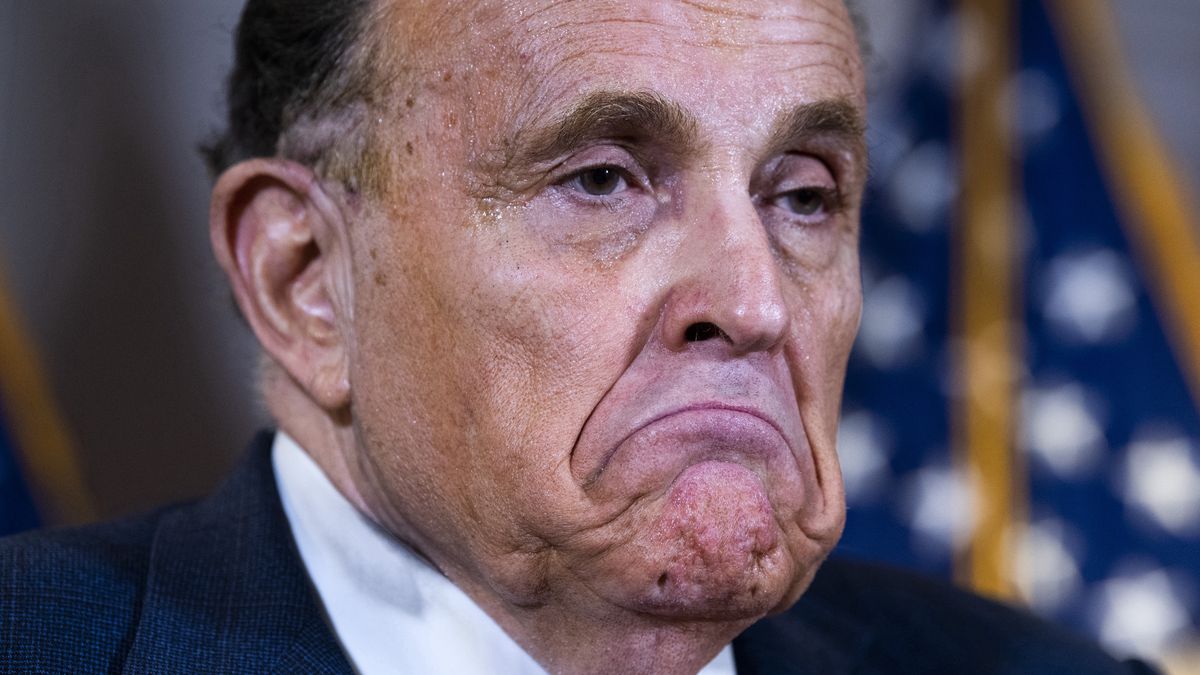 Firma produkująca maszyny do głosowania pozwała prawnika Trumpa, Rudy'ego Giulianiego