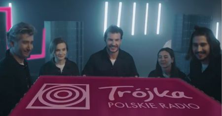 Kuriozalna reklama rządowej rozgłośni. O czymś zapomnieli