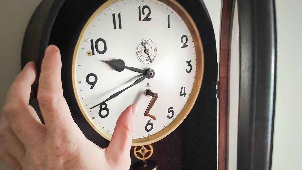 Wkr�tce zmiana czasu na zimowy24.10.2023 Lodz. N/z zabytkowy wiszacy zegar niemieckiej firmy Gustav Becker. W Polsce zmiana czasu regulowana jest przez rozporzadzenie prezesa Rady Ministrow. Za sprawa przepisow co roku w ostatnia niedziele pazdziernika przechodzimy z czasu letniego na zimowy. Fot. Piotr Kamionka/REPORTERPiotr Kamionka/REPORTER