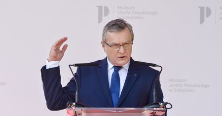 Gliński przyznał dotacje. Wielkimi wygranymi Rydzyk i nacjonaliści
